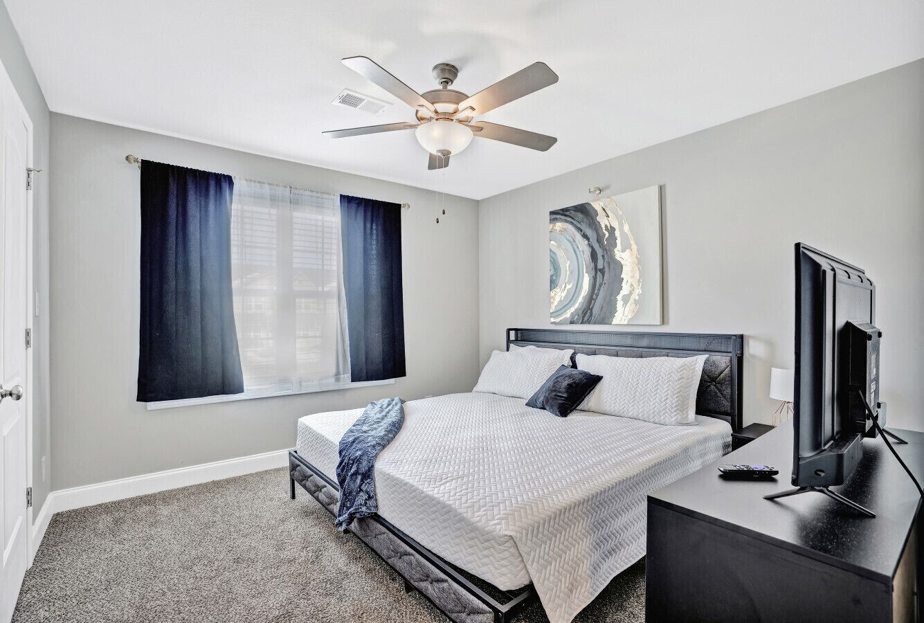 2 bedrooms, desk, iron/ironing board, WiFi