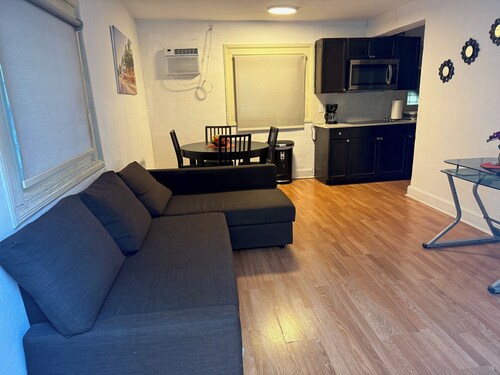 Cozy 1-bedroom Guest House in peaceful Miami with AC