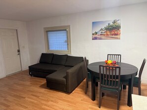 Interior - Cozy 1-bedroom Guest House in peaceful Miami with AC (Miami)