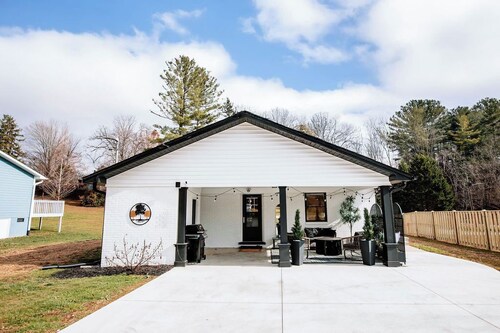 Spacious Hendo Home in the Center of Everything!