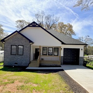 Exterior - 3-bedroom NEW House in Downtown Spartanburg (Spartanburg)