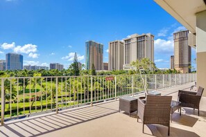 Terrace/patio - In this cozy condominium located in Waikiki (Honolulu)