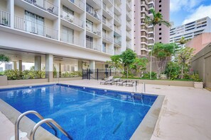 Pool - In this cozy condominium located in Waikiki (Honolulu)