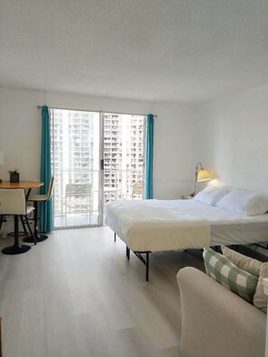 WiFi, bed sheets - In this cozy condominium located in Waikiki (Honolulu)