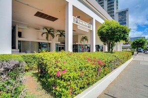 Exterior - In this cozy condominium located in Waikiki (Honolulu)