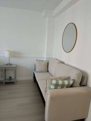 Living area - In this cozy condominium located in Waikiki (Honolulu)