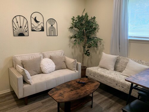 Cozy, private, pet friendly 2 bed home in Spring