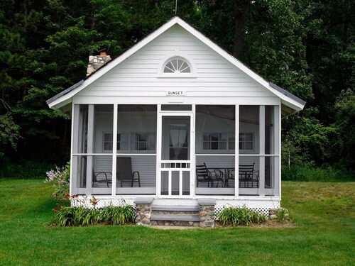 Sunset Historic Cottage (May-Oct)