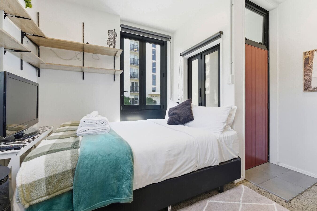 Iron/ironing board, WiFi, bed sheets