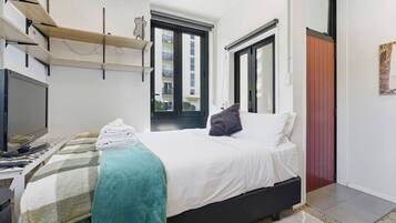 Iron/ironing board, WiFi, bed sheets