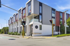 Exterior - Cosy Apartment at Great North Rd with Kitchenette (Auckland West)