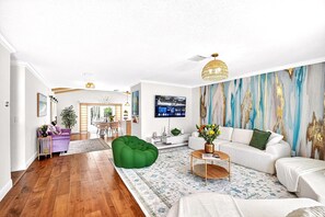 Smart TV, libros, impresora