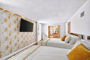 4 habitaciones, escritorio y tabla de planchar con plancha 