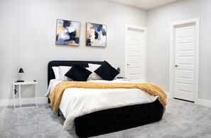 3 bedrooms, iron/ironing board, WiFi, bed sheets - Welcoming 3-bedroom house with AC in charming Ferris (Ferris)