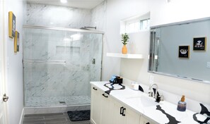 Douche, sèche-cheveux, serviettes fournies, savon