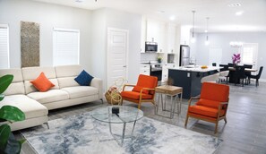 Living area - Welcoming 3-bedroom house with AC in charming Ferris (Ferris)