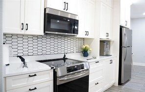 Private kitchen - Welcoming 3-bedroom house with AC in charming Ferris (Ferris)