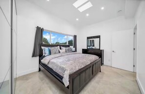 Een strijkplank/strijkijzer, wifi, beddengoed