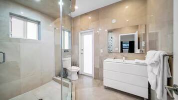 Secadora de cabello, toallas, jabón, papel de baño
