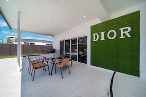 Outdoor dining - Pool Villa 3 Heated Pool 5 Bedroom 3 Bathroom near aventura mall (Miami)
