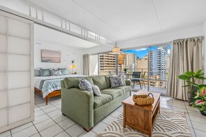Smart TV - Iconic Ilikai 1Bd City View, Steps from the beach! (Honolulu)