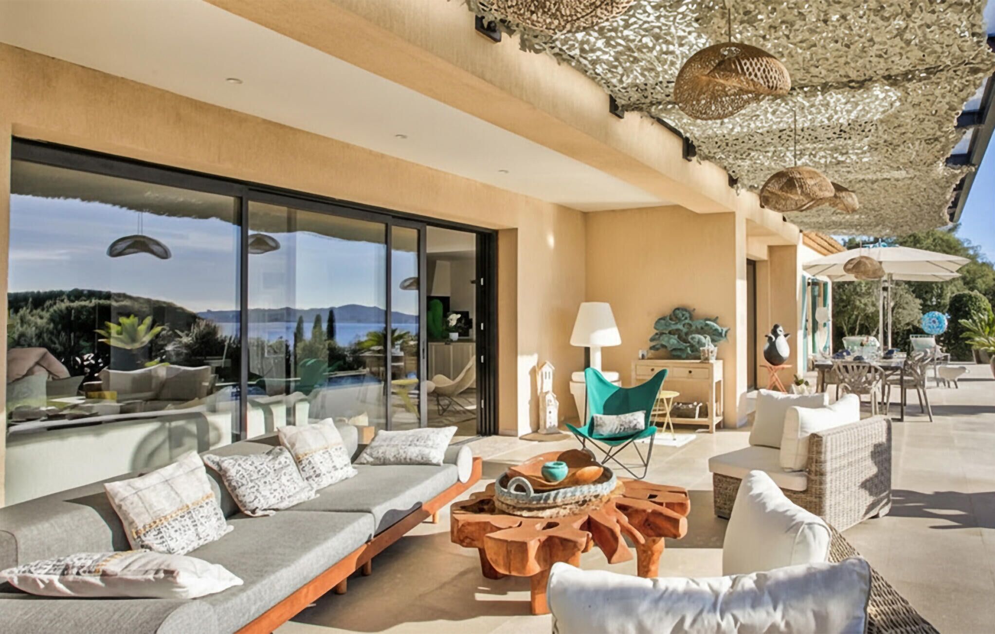 屋外ダイニングエリア