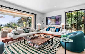 TV - Cozy home in Grimaud with private swimming pool, can be inside or outside (Grimaud)