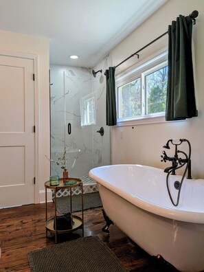 Hair dryer, towels, soap, toilet paper - Stone Mountain Village Historic Home on Hamilton Street (Stone Mountain)