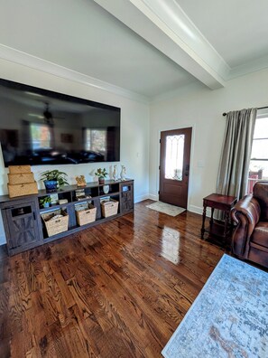Smart TV, books, stereo - Stone Mountain Village Historic Home on Hamilton Street (Stone Mountain)