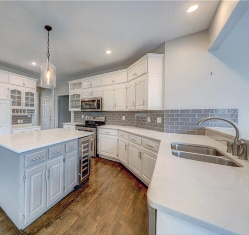 Spacious 5-bedroom house in delightful Overland Park with Modern updates