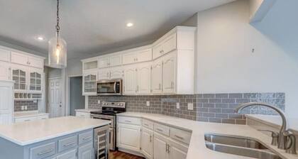 Spacious 5-bedroom house in delightful Overland Park with Modern updates