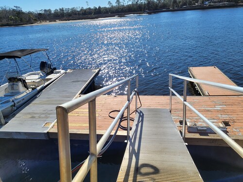 Adorable 1-bedroom cabin with AC in charming Steinhatchee with a floating dock.