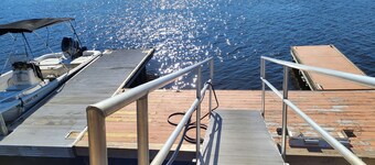 Adorable 1-bedroom cabin with AC in charming Steinhatchee with a floating dock.