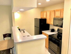 Private kitchen - Two Bedroom Suite w/ Full Kitchen & Living Area - Family & Long-Term Stay (Buckhannon)