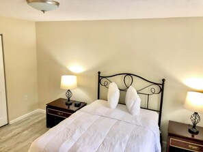 2 bedrooms, iron/ironing board, WiFi, bed sheets - Two Bedroom Suite w/ Full Kitchen & Living Area - Family & Long-Term Stay (Buckhannon)