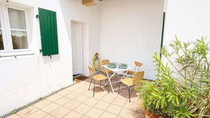 Outdoor dining - Charming, quiet house in residence near the port (SAINT MARTIN DE RE)