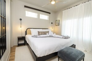 Tabla de planchar con plancha, wifi, ropa de cama