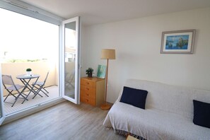 TV - Bright and cozy 2-room apartment close to the beach and shops, parking (LE GRAU DU ROI)