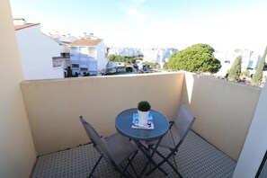 Outdoor dining - Bright and cozy 2-room apartment close to the beach and shops, parking (LE GRAU DU ROI)