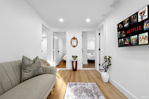 5 Bedroom 2 Bathroom | 10 min Airport | 20 min Downtown