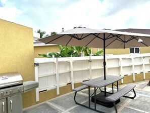 Outdoor dining - Primavera Vacation Home l close to beaches & airport (Oranjestad)