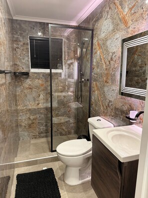 Shower, hair dryer, towels, soap - Primavera Vacation Home l close to beaches & airport (Oranjestad)