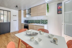 Fridge, microwave, oven, dishwasher - Appartement Aurelia - Welkeys (Bandol)