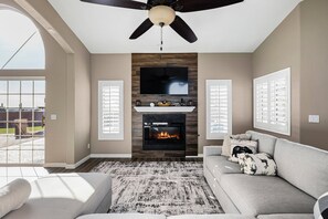 Smart TV, lareira, pebolim, mesa de pingue-pongue