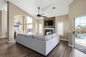 TV connectée, cheminée, baby-foot, table de tennis de table