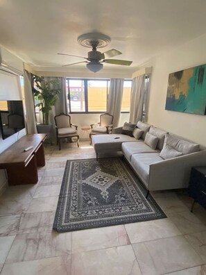 Een televisie en een kantoor