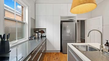 Frigorífico, microondas, horno y placa de cocina