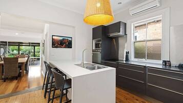 Frigorífico, microondas, horno y placa de cocina