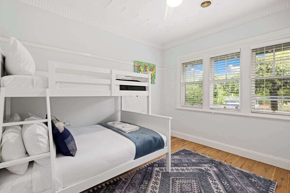 Silitysrauta/-lauta, Wi-Fi, vuodevaatteet