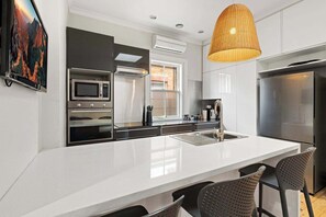 Jääkaappi, mikroaaltouuni, uuni, liesi